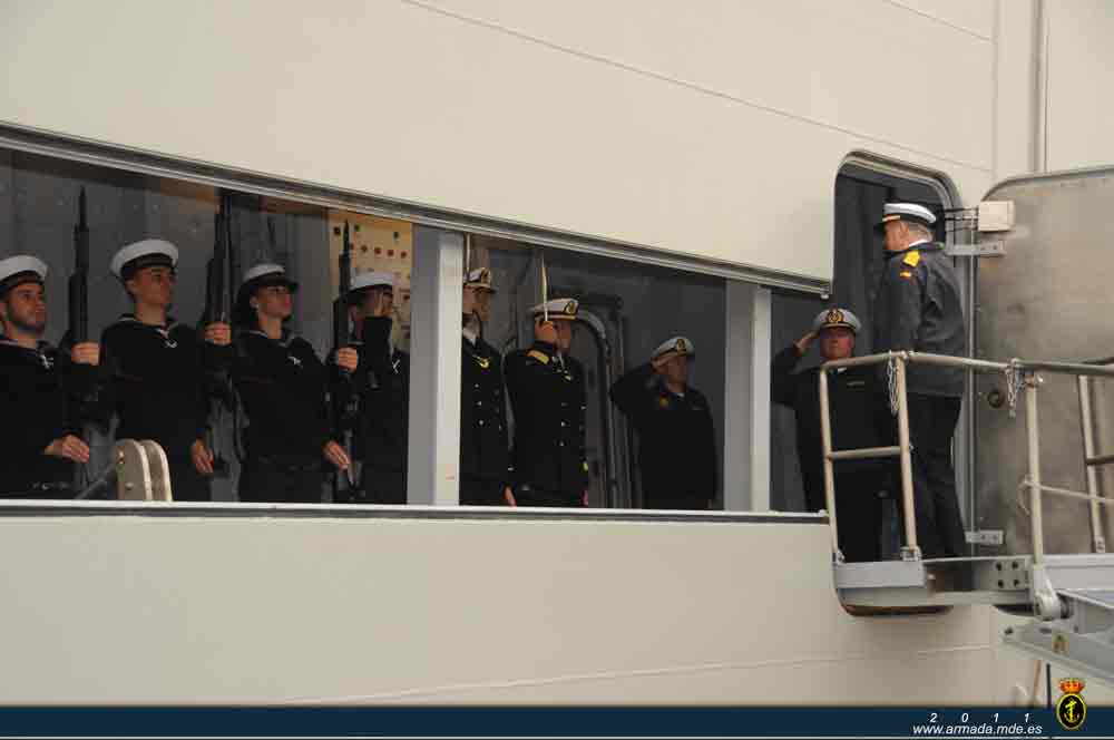 El AJEMA recibe a S.M. el Rey en el portalón del buque de proyección estratégica 'Juan Carlos I'